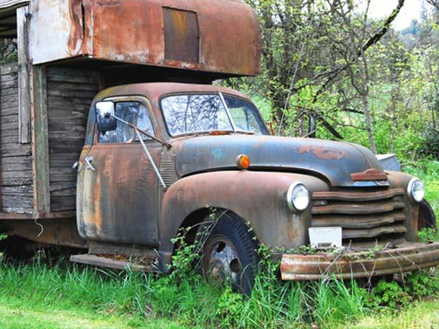 abandoned old truck in grass